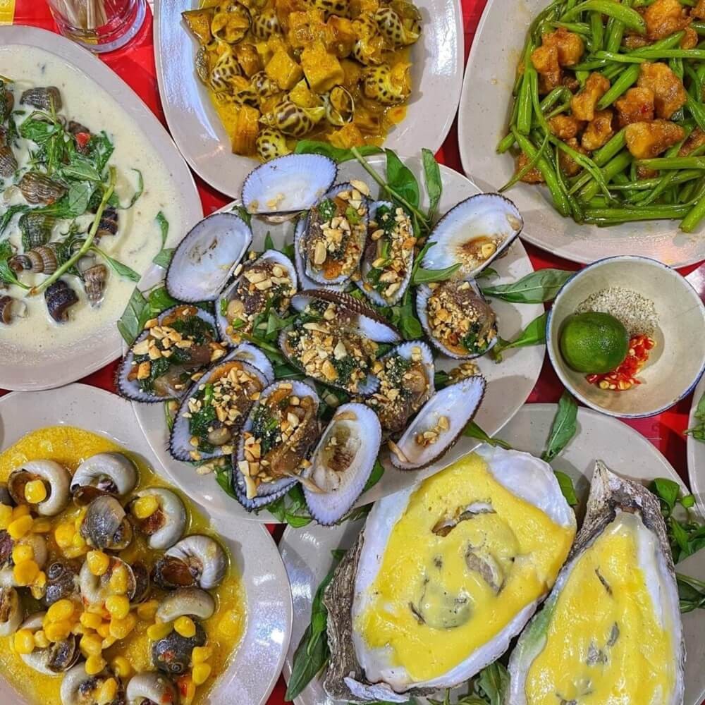Khám Phá Hương Vị Độc Đáo: Ăn Gì Ở Sài Gòn Để Ghi Nhớ Mãi? 13 Đĩa ốc Sài Gòn được chế biến đa dạng, bày trí hấp dẫn
