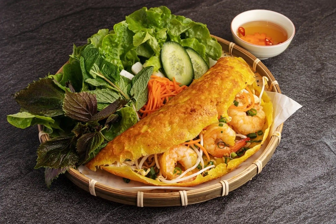 Khám Phá Hương Vị Độc Đáo: Ăn Gì Ở Sài Gòn Để Ghi Nhớ Mãi? 14 Bánh xèo giòn nóng với nhân tôm thịt đầy đặn, ăn kèm rau sống