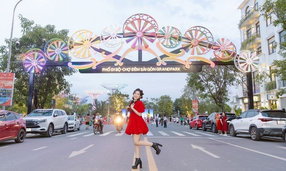 Khám Phá Chợ Đêm Sài Gòn Grand Park: Thiên Đường Ẩm Thực, Mua Sắm và Giải Trí Về Đêm 15 Cổng chào trang trí lung linh, điểm check-in nổi bật tại chợ đêm Sài Gòn