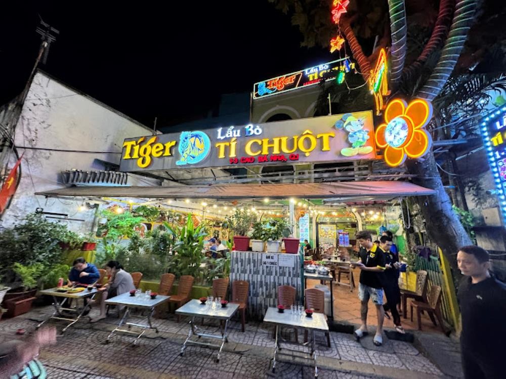 Đội ngũ nhân viên nhiệt tình, nhanh nhẹn, phục vụ chu đáo tại quán Tí Chuột