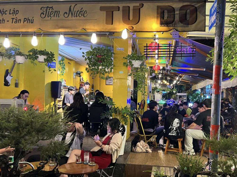 Đắm chìm trong âm nhạc: Top 10+ quán Cafe nhạc sống Sài Gòn không thể bỏ lỡ 10 Không gian hoài cổ tại Tiệm Cà Phê Tự Do với các vật dụng trang trí vintage