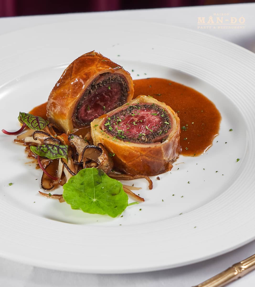 Maison Mận-Đỏ: Nơi Tinh Hoa Ẩm Thực Giao Thoa Giữa Cổ Điển Và Hiện Đại 5 Bò Wellington, một trong những món ăn đặc trưng tại Maison Mận-Đỏ