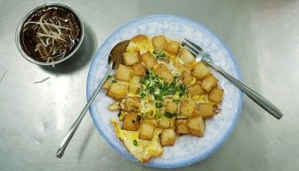 Bột Chiên Sài Gòn: Khám Phá Hương Vị Đường Phố Và 10 Quán Ngon "Phải Thử" 12 Nước tương của quán được thực khách khen ngợi