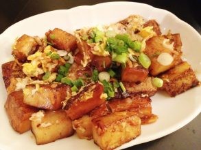Bột Chiên Sài Gòn: Khám Phá Hương Vị Đường Phố Và 10 Quán Ngon "Phải Thử" 8 Bánh bột chiên Sài Gòn thu hút giới trẻ