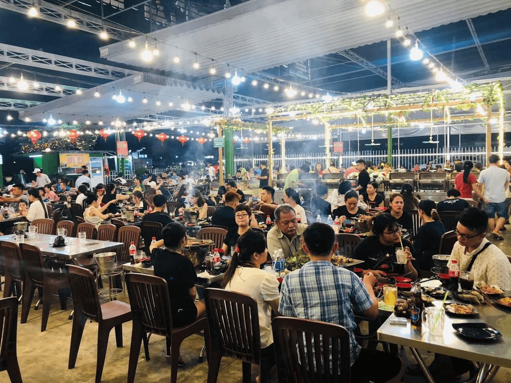 Khám Phá Top 7 Quán Buffet Hải Sản Quận 7 Ngon Bất Tận Từ 200.000 Đồng 14 Buffet KCX có không gian rộng rãi, phù hợp cho gia đình hoặc nhóm đông người, mang lại sự thoải mái