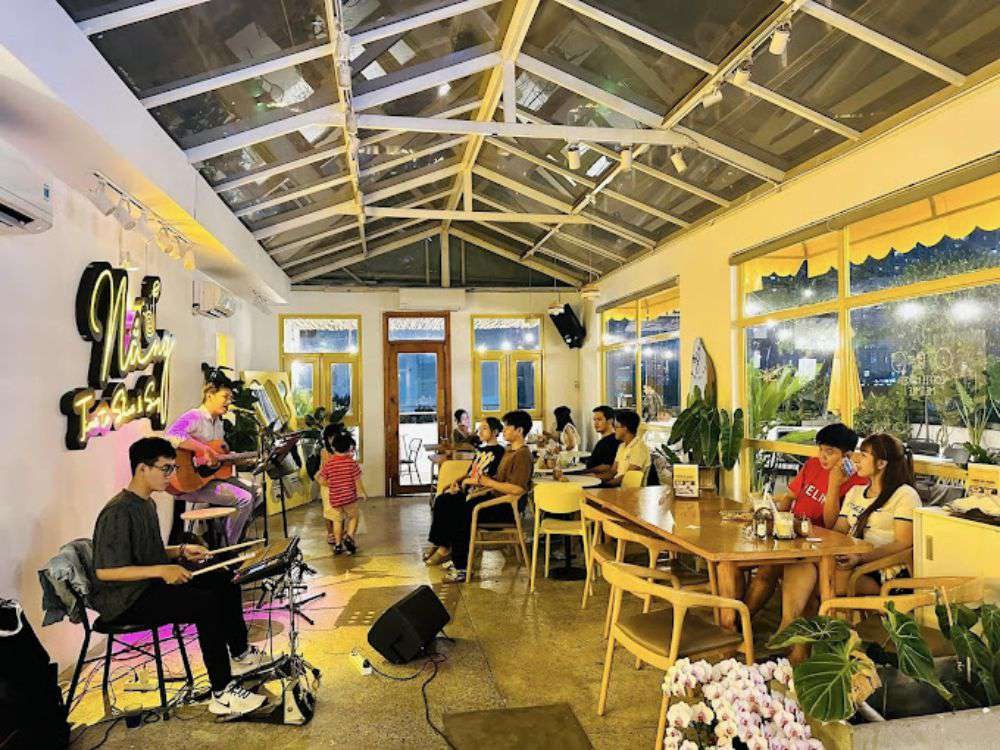 Đắm chìm trong âm nhạc: Top 10+ quán Cafe nhạc sống Sài Gòn không thể bỏ lỡ 11 Không gian lãng mạn tại Nắng Rooftop Coffee Quận 7 vào buổi tối
