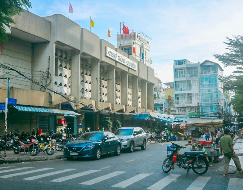 Review Ẩm Thực Chợ Xóm Chiếu: Thiên Đường Món Ngon Quận 4 Không Thể Bỏ Lỡ 1 Chợ Xóm Chiếu nằm giữa 4 con đường lớn là Lê Văn Linh, Đinh Lễ, Lê Thạch và Lê Quốc Hưng