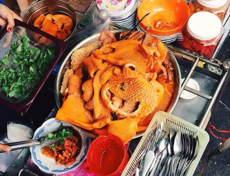 Review Ẩm Thực Chợ Xóm Chiếu: Thiên Đường Món Ngon Quận 4 Không Thể Bỏ Lỡ 8 Phá lấu quán cô Oanh được nấu từ nước dừa tươi nên vừa thơm, lại thanh ngọt