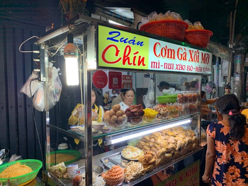 Review Ẩm Thực Chợ Xóm Chiếu: Thiên Đường Món Ngon Quận 4 Không Thể Bỏ Lỡ 9 Cơm Gà Xối Mỡ Cô Chín thường mở cửa từ 14h00 đến 23h00
