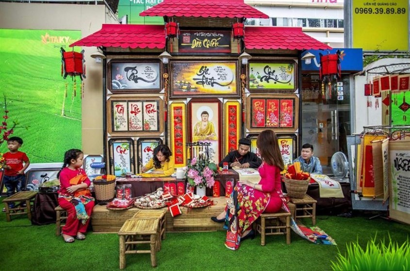 Khám phá 20+ Điểm Chơi Tết 2026 ở Sài Gòn Hấp Dẫn Dành Cho Gia Đình Có Trẻ Nhỏ 13 Phố Ông Đồ rực rỡ sắc đỏ trong không khí Tết