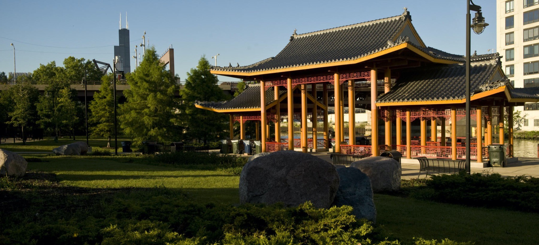Hấp dẫn Khu Phố Tàu Chicago: Khám Phá Văn Hóa và Ẩm Thực Đậm Đà 7 Gia đình vui chơi tại Công viên Tưởng niệm Ping Tom với cảnh quan sông nước và đô thị