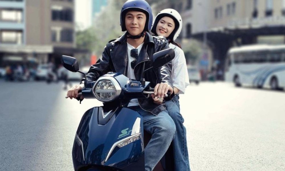 Khám Phá Chợ Đêm Sài Gòn Grand Park: Thiên Đường Ẩm Thực, Mua Sắm và Giải Trí Về Đêm 11 Du khách di chuyển bằng xe máy đến phố đi bộ chợ đêm Sài Gòn Grand Park