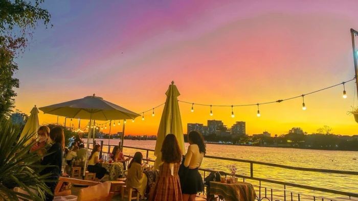 Review Quán Cafe Acoustic Sài Gòn: Top 15 Địa Điểm Âm Nhạc Sống Động Không Thể Bỏ Lỡ 12 Quán cà phê với tầm nhìn hoàng hôn tuyệt đẹp bên sông Sài Gòn