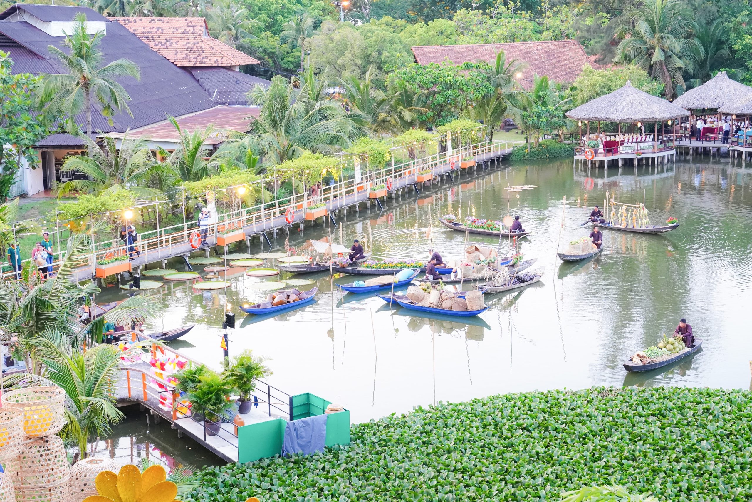 Khu Du Lịch Văn Thánh: Ốc Đảo Xanh Mát Giữa Lòng Sài Gòn 6 Hàng cây xanh mát tại lối đi trong Khu Du Lịch Văn Thánh