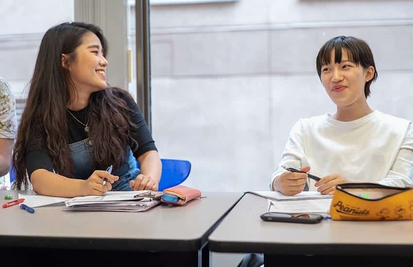 Nhóm học sinh quốc tế vui vẻ chụp ảnh tại một điểm tham quan ngoài trời ở Vancouver