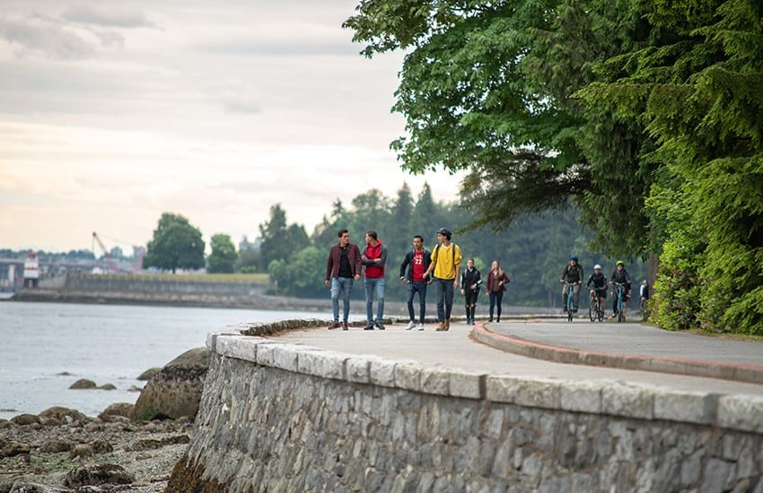 Khám Phá Khóa Học Hè Vancouver Đỉnh Cao Cùng Oxford International 8 Học sinh đứng trên cầu ngắm cảnh đẹp tự nhiên của Vancouver