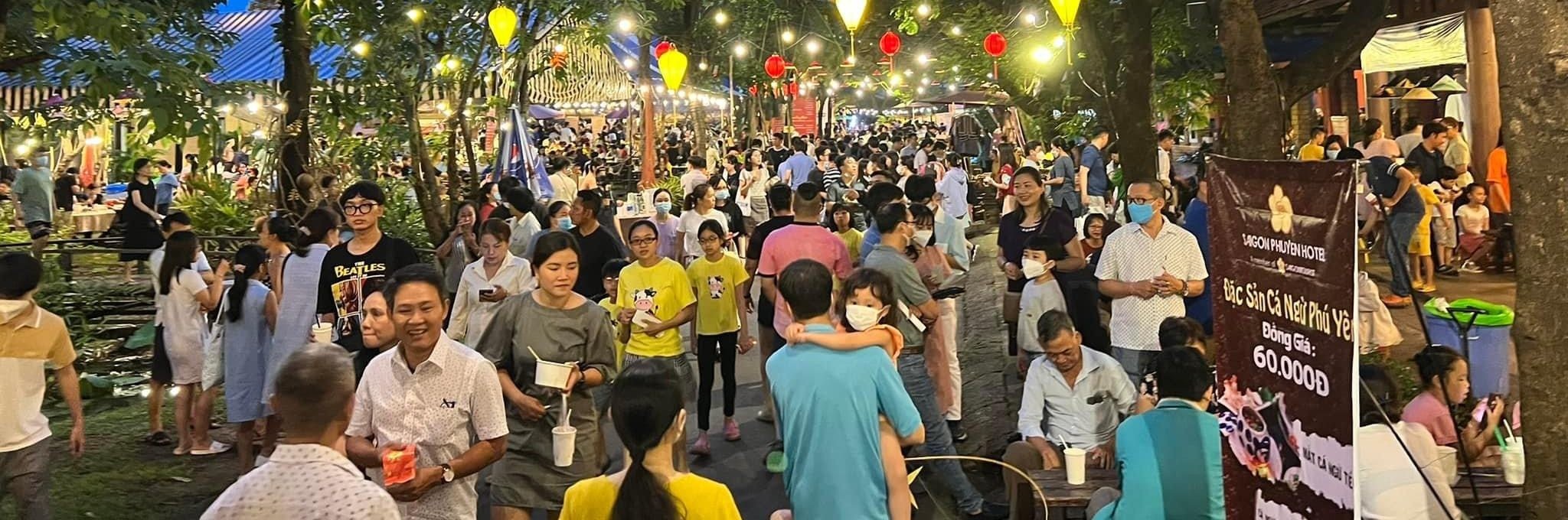 Khu Du Lịch Văn Thánh: Ốc Đảo Xanh Mát Giữa Lòng Sài Gòn 7 Khu vực nhà hàng với không gian mở thoáng đãng bên hồ