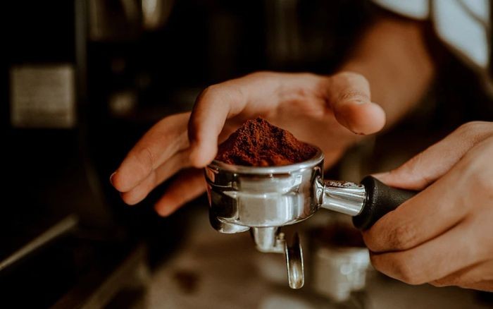 Review Quán Cafe Acoustic Sài Gòn: Top 15 Địa Điểm Âm Nhạc Sống Động Không Thể Bỏ Lỡ 13 Sân khấu biểu diễn nhạc sống tại Yoko Cafe