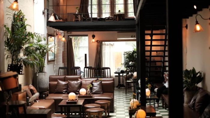 Review Quán Cafe Acoustic Sài Gòn: Top 15 Địa Điểm Âm Nhạc Sống Động Không Thể Bỏ Lỡ 15 Không gian lãng mạn với nến và ánh đèn ấm áp tại Cooku's Nest Cafe
