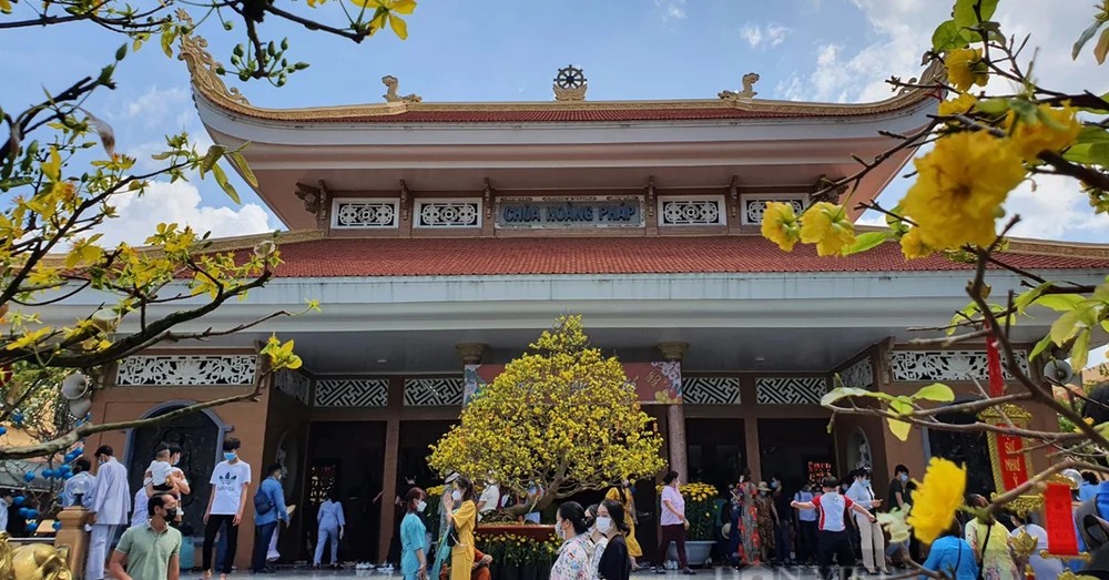 Khám Phá Các Ngôi Chùa Ở Sài Gòn: Hành Trình Tâm Linh Giữa Lòng Đô Thị 13 Chùa Hoằng Pháp tại Hóc Môn, một trong những ngôi chùa có kiến trúc phương Đông độc đáo