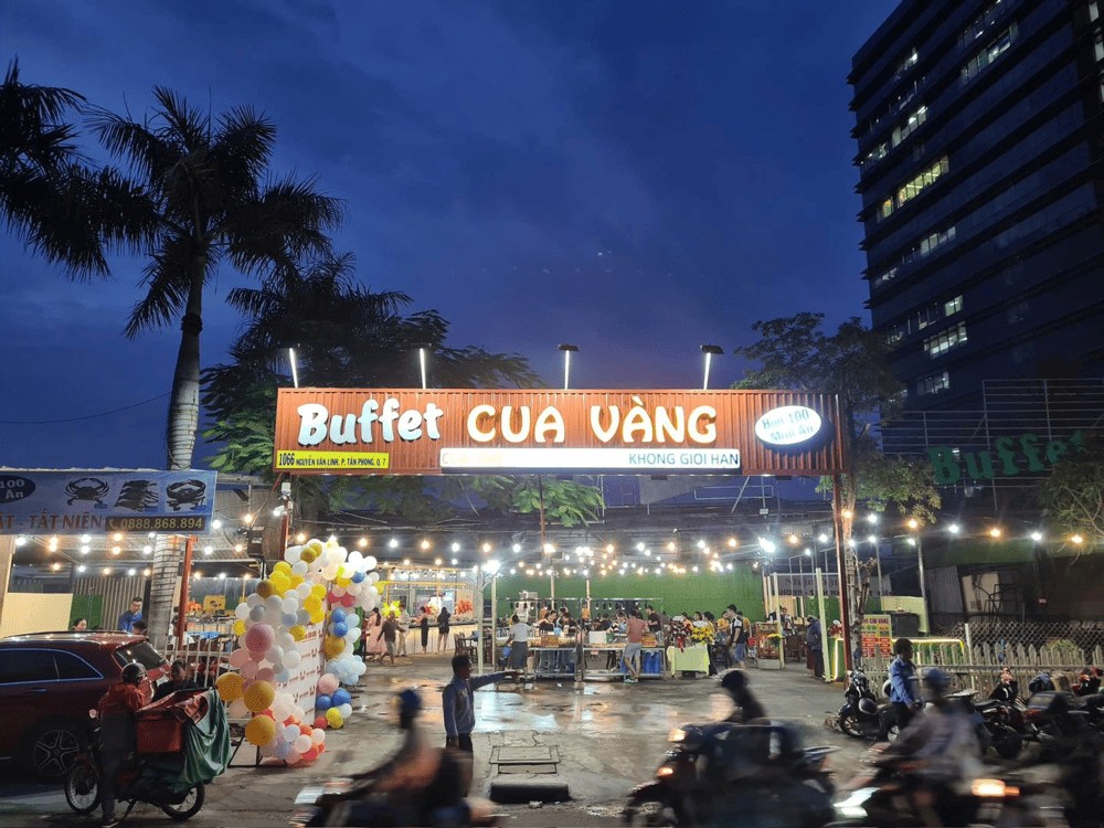 Khám Phá Top 7 Quán Buffet Hải Sản Quận 7 Ngon Bất Tận Từ 200.000 Đồng 12 Không gian Buffet Cua Vàng rộng rãi, thoáng đãng, thích hợp cho các buổi tiệc, tụ họp đông người
