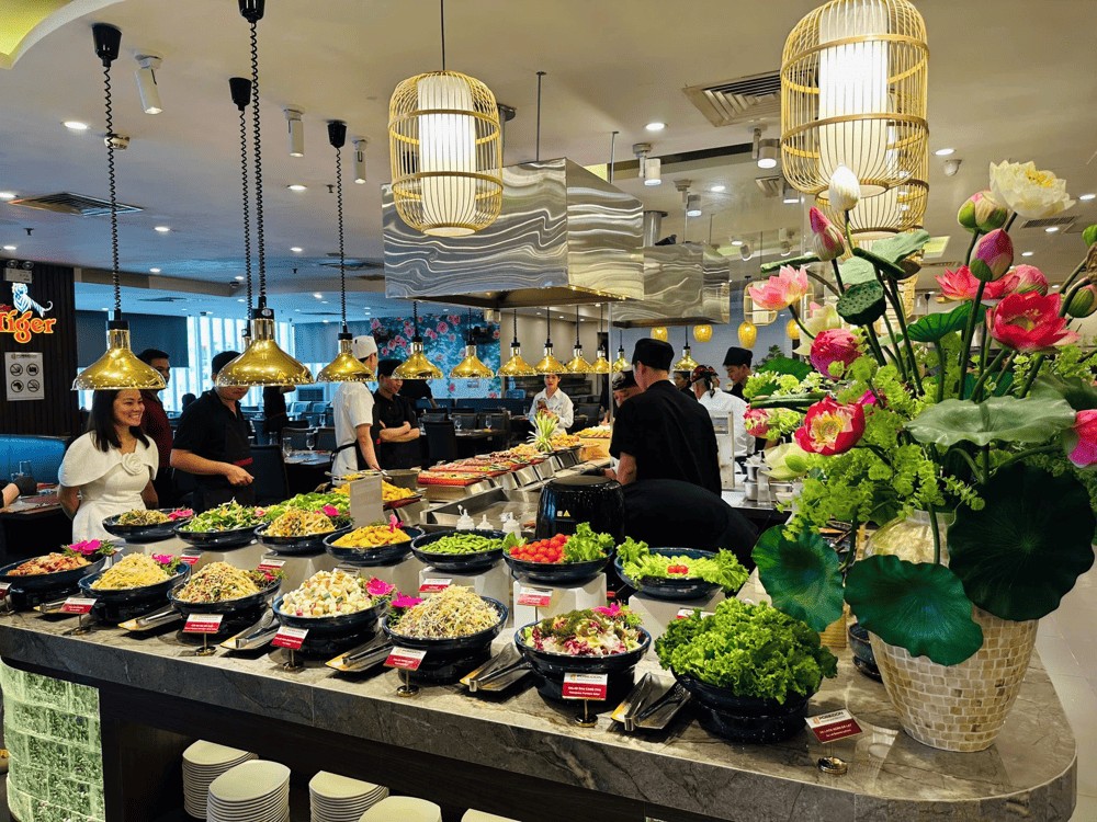 Khám Phá Top 7 Quán Buffet Hải Sản Quận 7 Ngon Bất Tận Từ 200.000 Đồng 10 Không gian hiện đại của Buffet Poseidon có sức chứa đến 500 khách, với nhiều bàn dài phù hợp cho nhóm đông