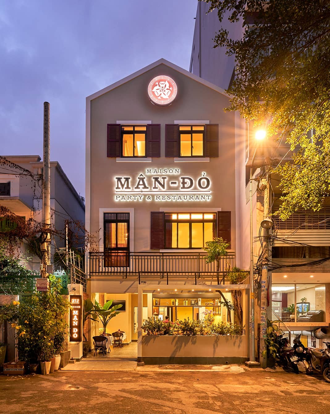 Không gian sang trọng và ấm cúng của nhà hàng Maison Mận-Đỏ tại Quận 1