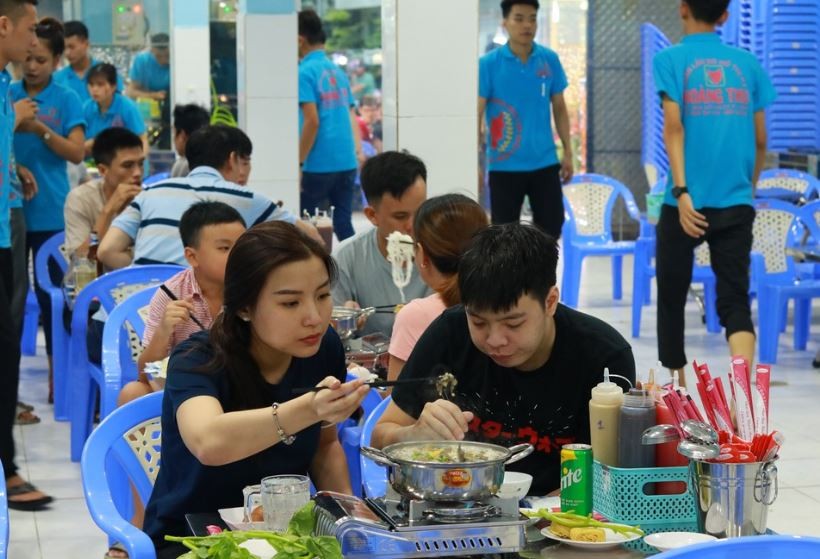 Quán Lẩu bò Hoàng Thu đông khách vào buổi tối