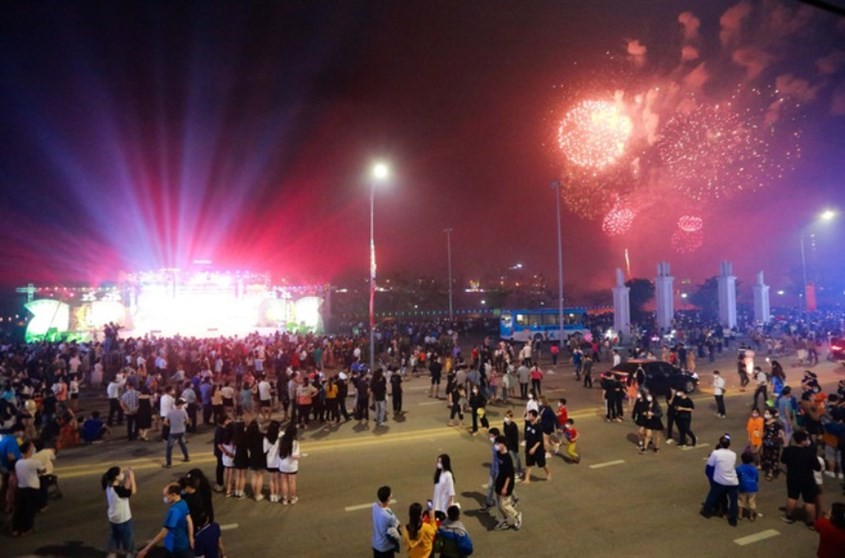 Khám phá 20+ Điểm Chơi Tết 2026 ở Sài Gòn Hấp Dẫn Dành Cho Gia Đình Có Trẻ Nhỏ 15 Gia đình cùng nhau ngắm pháo hoa Tết tại Sài Gòn