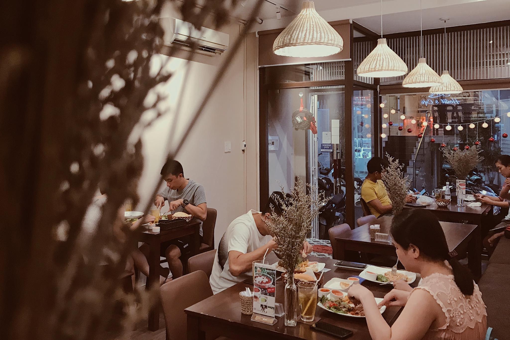 Khám phá 16 Quán Beefsteak Ngon Sài Gòn "Đáng Đồng Tiền Bát Gạo" 26 Món beefsteak với hơn 10 loại sốt đặc trưng tại Bonjour Resto