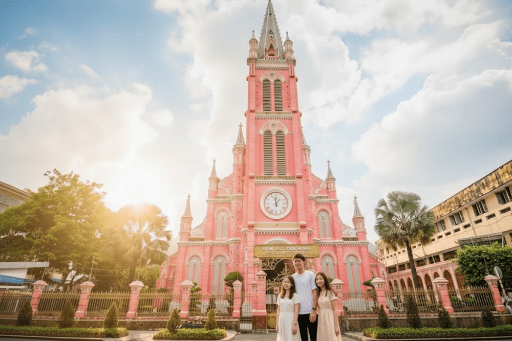 Review Ẩm Thực Chợ Hồ Thị Kỷ: Khám Phá Thiên Đường Hương Vị Giữa Lòng Sài Gòn 21 Nhà thờ Giáo xứ Tân Định như “ngôi nhà hoa hồng” lãng mạn