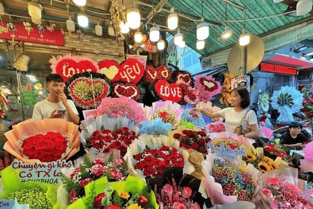 Review Ẩm Thực Chợ Hồ Thị Kỷ: Khám Phá Thiên Đường Hương Vị Giữa Lòng Sài Gòn 20 Những bó hoa tươi, khoe sắc rực rỡ là món quà tặng ý nghĩa cho người thân, bạn bè