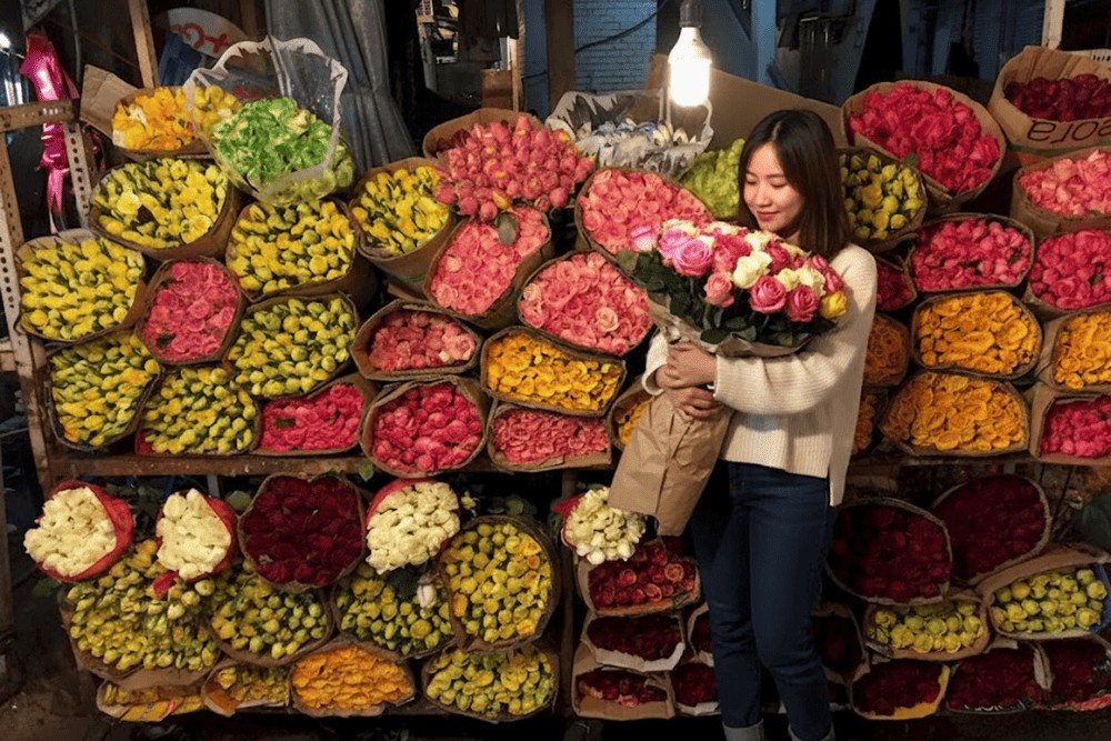 Review Ẩm Thực Chợ Hồ Thị Kỷ: Khám Phá Thiên Đường Hương Vị Giữa Lòng Sài Gòn 17 Những gian hàng tại chợ luôn đầy ắp hương hoa