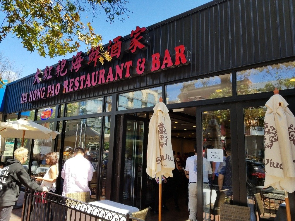 Một xe đẩy Dim Sum đang di chuyển trong nhà hàng, mang theo những món ăn nóng hổi