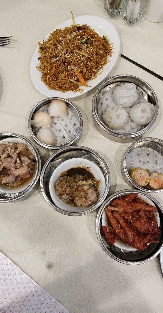 Khám Phá Dim Sum: Hành Trình Ẩm Thực Quảng Đông Đầy Màu Sắc 7 Quang cảnh bên trong nhà hàng Dim Sum với không gian rộng rãi và khách hàng đang thưởng thức bữa ăn