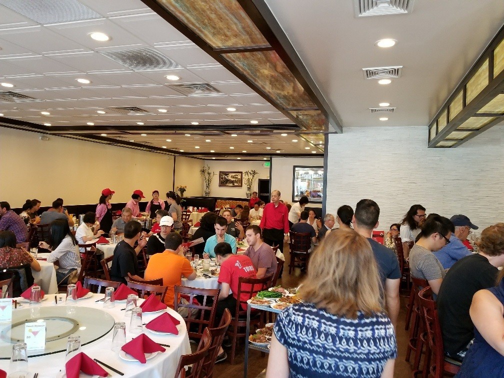 Khám Phá Dim Sum: Hành Trình Ẩm Thực Quảng Đông Đầy Màu Sắc 6 Bộ sưu tập Dim Sum đa dạng trên xe đẩy, bao gồm há cảo tôm, xíu mại, viên bò và há cảo rau củ