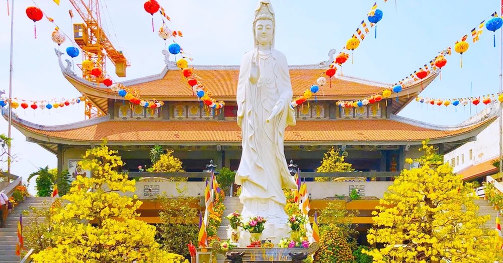Khám Phá Các Ngôi Chùa Ở Sài Gòn: Hành Trình Tâm Linh Giữa Lòng Đô Thị 8 Chùa Vĩnh Nghiêm, một trong những ngôi chùa lớn và có kiến trúc ấn tượng bậc nhất Sài Gòn