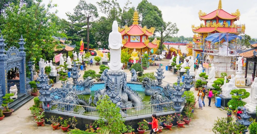 Khám Phá Các Ngôi Chùa Ở Sài Gòn: Hành Trình Tâm Linh Giữa Lòng Đô Thị 10 Chùa Phước Long với nhiều tượng Phật đầy màu sắc và pho tượng Phật nằm ấn tượng