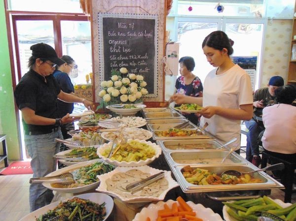 TOP 25 Địa Chỉ Buffet Chay Nổi Tiếng: Khám Phá Hương Vị Thanh Đạm Tại TP. HCM và Hà Nội 9 Mãn Tự Vegan với không gian mộc mạc, gần gũi