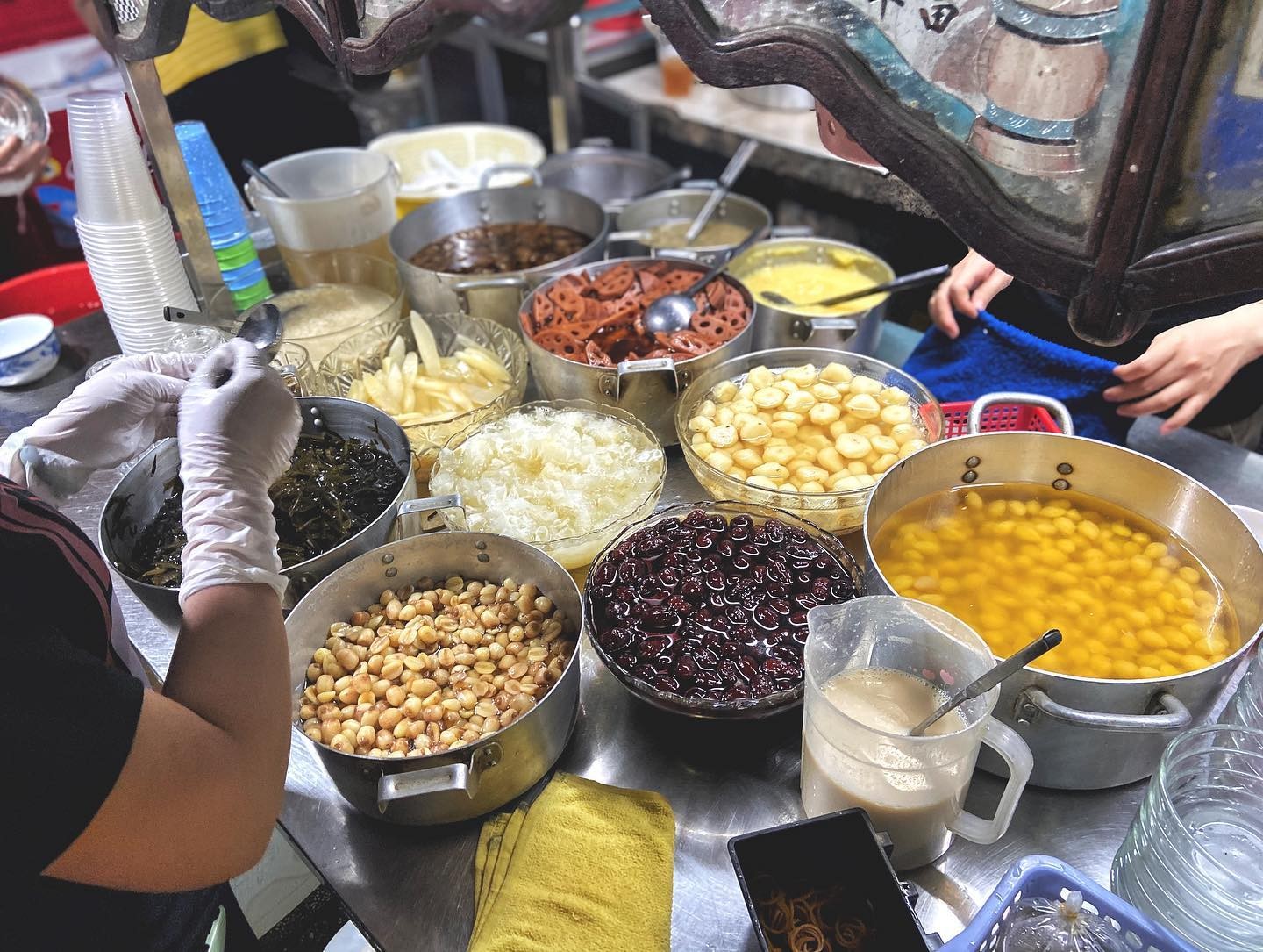Top 14 Quán Chè Ngon ở Sài Gòn Nổi Tiếng, Thơm Ngon Khó Cưỡng 18 Quán chè Cột Điện
