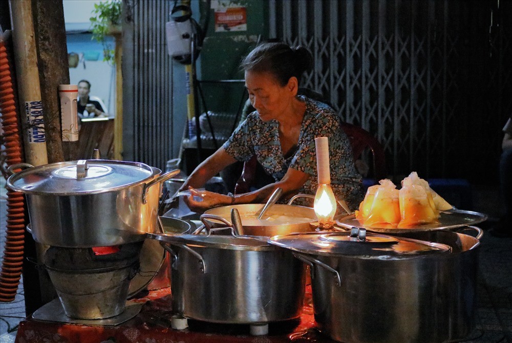 Top 14 Quán Chè Ngon ở Sài Gòn Nổi Tiếng, Thơm Ngon Khó Cưỡng 16 Quán chè ngon ở TPHCM gánh chè Đèn Dầu