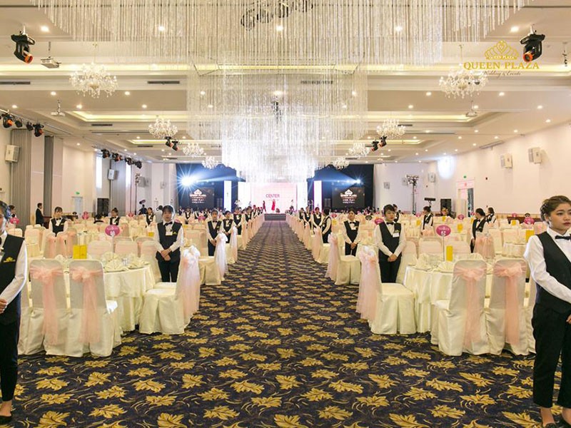 TOP 5 Nhà Hàng Tiệc Cưới Đẹp và Nổi Tiếng Nhất Quận 10 TP.HCM 10 Không gian đón khách sang trọng tại Queen Plaza Kỳ Hòa