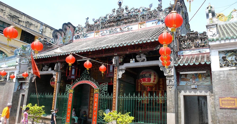 Khám Phá Các Ngôi Chùa Ở Sài Gòn: Hành Trình Tâm Linh Giữa Lòng Đô Thị 12 Những chiếc nhang vòng cuộn tròn xoắn ốc độc đáo tại Chùa Bà Thiên Hậu