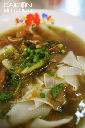 Một tô hủ tiếu hồ với sợi bánh vuông độc đáo và lòng heo khìa