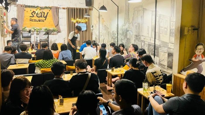 Review Quán Cafe Acoustic Sài Gòn: Top 15 Địa Điểm Âm Nhạc Sống Động Không Thể Bỏ Lỡ 11 Nội thất tối giản, ấm áp tại Say Acoustic Cafe