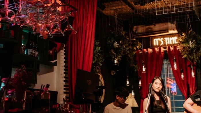 Review Quán Cafe Acoustic Sài Gòn: Top 15 Địa Điểm Âm Nhạc Sống Động Không Thể Bỏ Lỡ 14 Phong cách decor Bazaar kết hợp vintage tại It's Time Cafe
