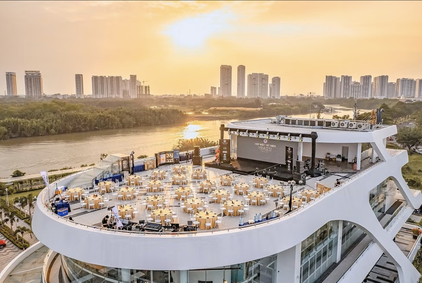 Khám Phá Top 10 Nhà Hàng Tiệc Cưới Quận 7 Đẳng Cấp Cho Ngày Trọng Đại 10 Lễ cưới lãng mạn trên du thuyền Saigon South Marina Club ngắm hoàng hôn