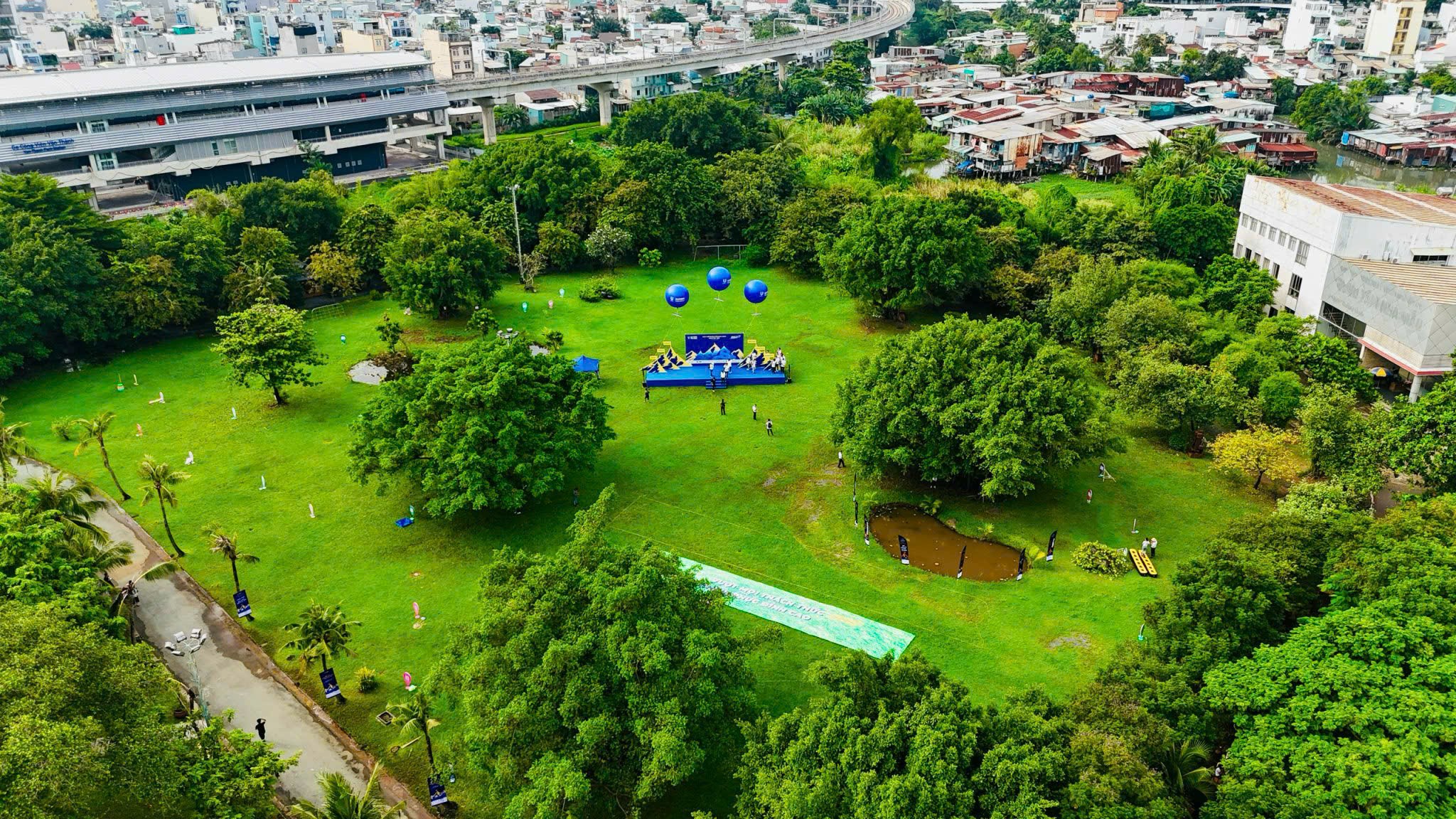 Khu Du Lịch Văn Thánh: Ốc Đảo Xanh Mát Giữa Lòng Sài Gòn 10 Toàn cảnh Khu Du Lịch Văn Thánh với hồ nước và cây xanh